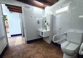 Baño adaptado para personas ostomizadas.