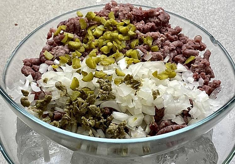 Cortamos e incorporamos los pepinillos