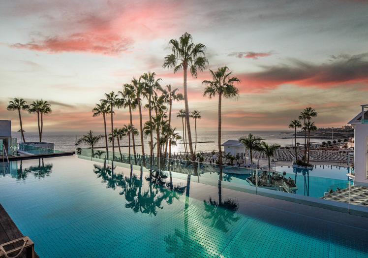 Atardecer desde la piscina infinity en el Guayarmina Princess en Tenerife.