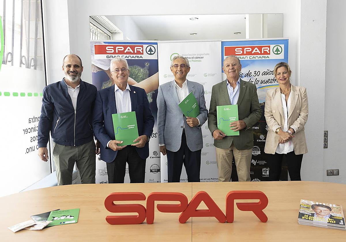 Los representantes de la Asociación y la directiva de SPAR Gran Canaria tras la firma.