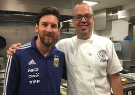 El cocinero grancanario junto a Leo Messi.