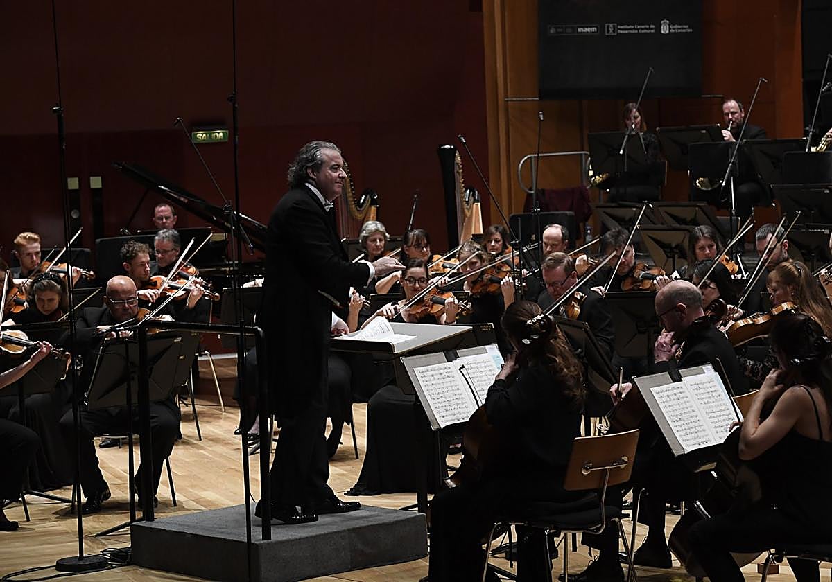 Juanjo Mena, al frente de la Filarmónica de la BBC, durante el concierto inaugural del pasado 12 de enero, en el Auditorio Alfredo Kraus.