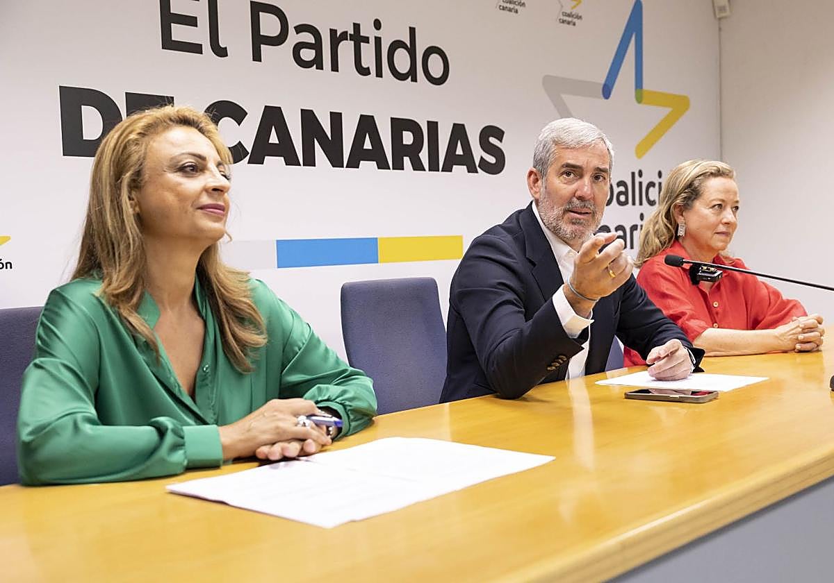Cristina Valido, Fernando Clavijo y Ana Oramas, durante la rueda de p rensa que ofrecieron este viernes.