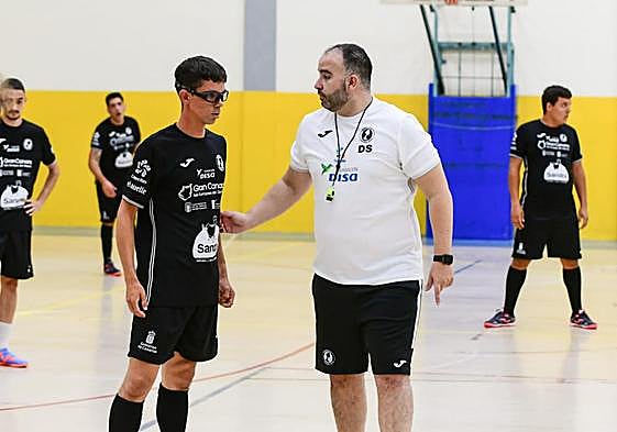 El entrenador Darío Santana da indicaciones a uno de sus jugadores.