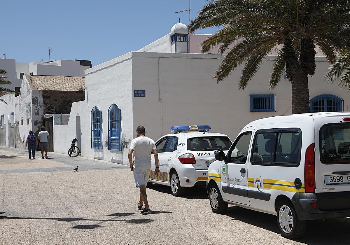 Policía Portuaria junto al inmueble a desalojar.