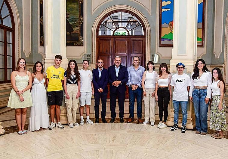Foto de familia del rector de la ULPG, Lluís Serra Majem; el vicerrector de Estudiantes, Alumni y Empleabilidad, David Sánchez; y el director de Acceso, Nicanor Guerra y los estudiantes de la provincia de Las Palmas con mejor nota en la EBAU.