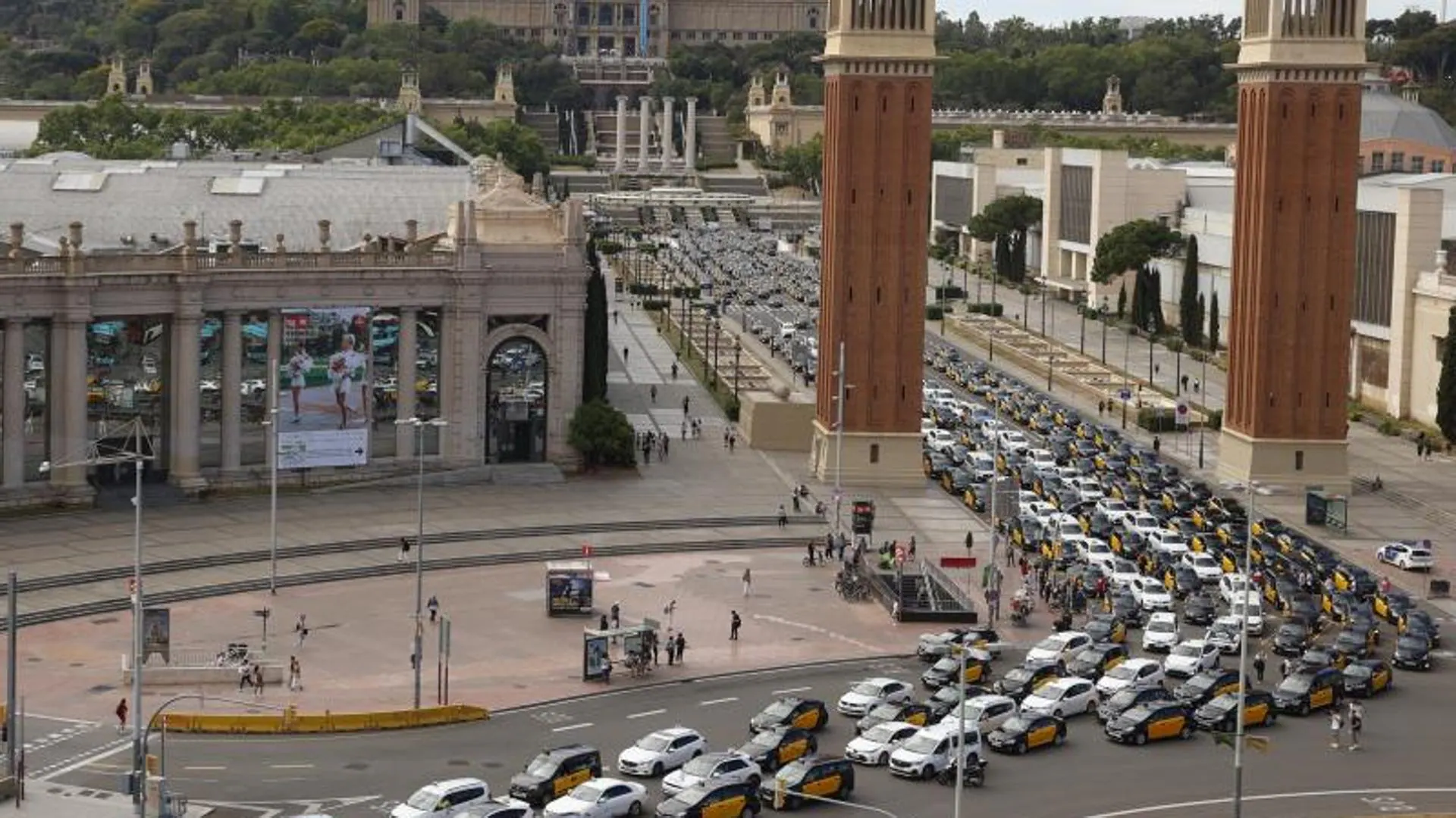 The taxi drivers of the islands, vigilant before the landing of Uber in the Canary Islands
