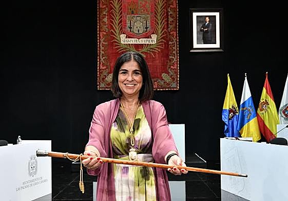 La nueva alcaldesa, Carolina Darias, muestra el bastón de mando tras su elección como primera edila de Las Palmas de Gran Canaria.