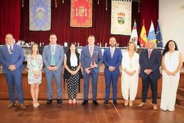 Óscar Noda, con los concejales de UPY.