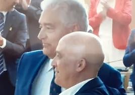 José Juan Cruz Saavedra, alcalde, posa con Pancho Hernández, quien deja la vida pública.