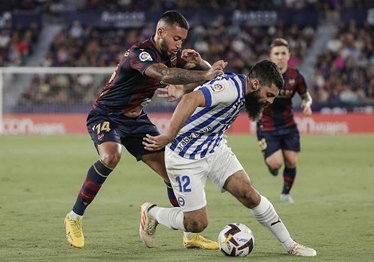El Alavés asciende de penalti en el último minuto