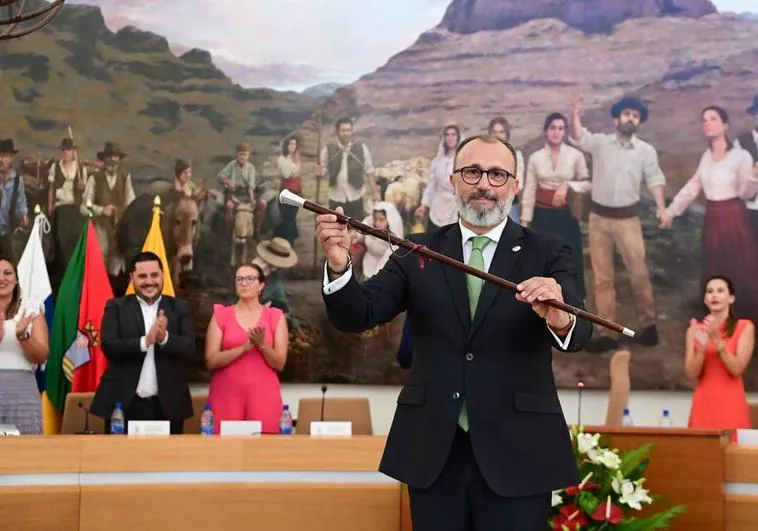 Francisco García toma el bastón de mando de Santa Lucía con polémica