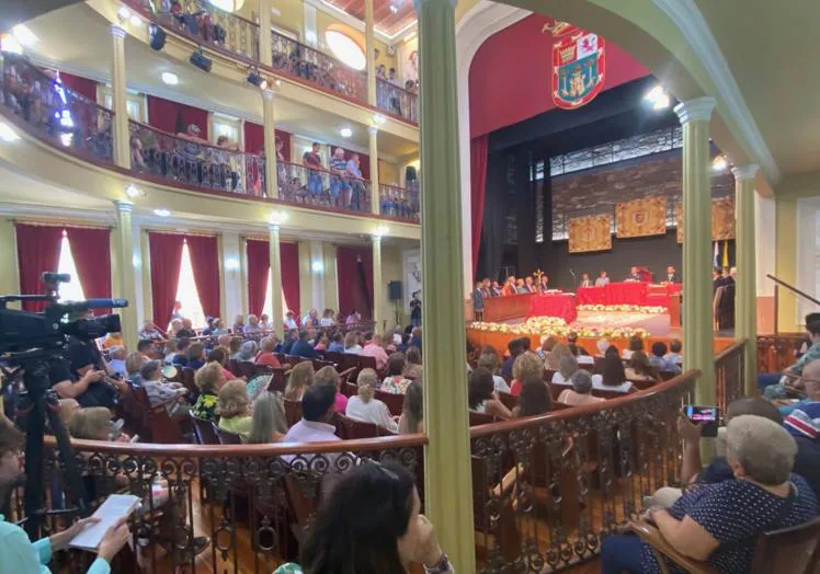 El aforo del Teatro Consistorial de Gáldar se llenó para la sesión de constitución.
