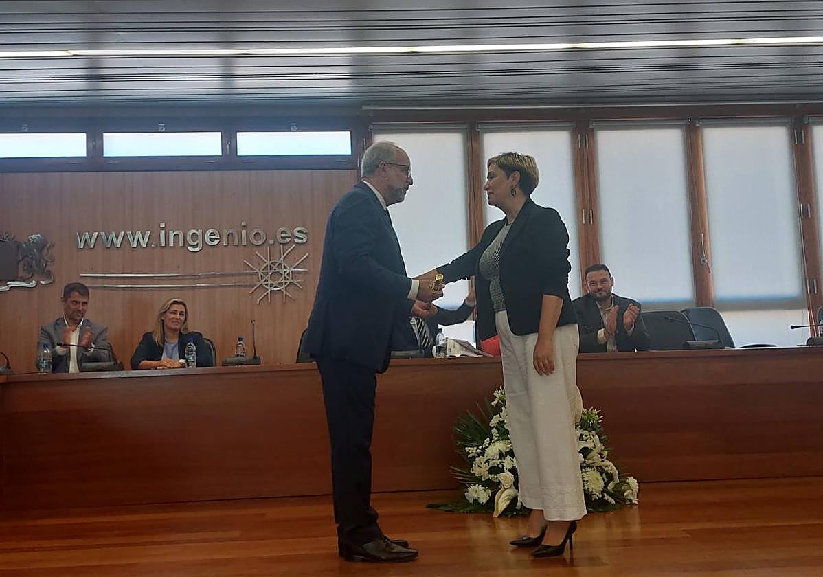 Ana Hernández hace entrega del bastón de mando al nuevo alcalde.