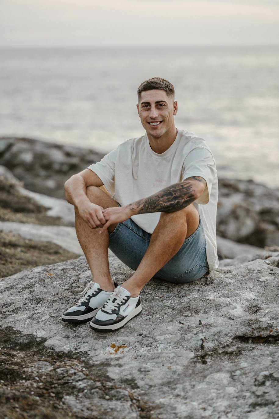 Lemos posa sonriente con el mar de fondo.