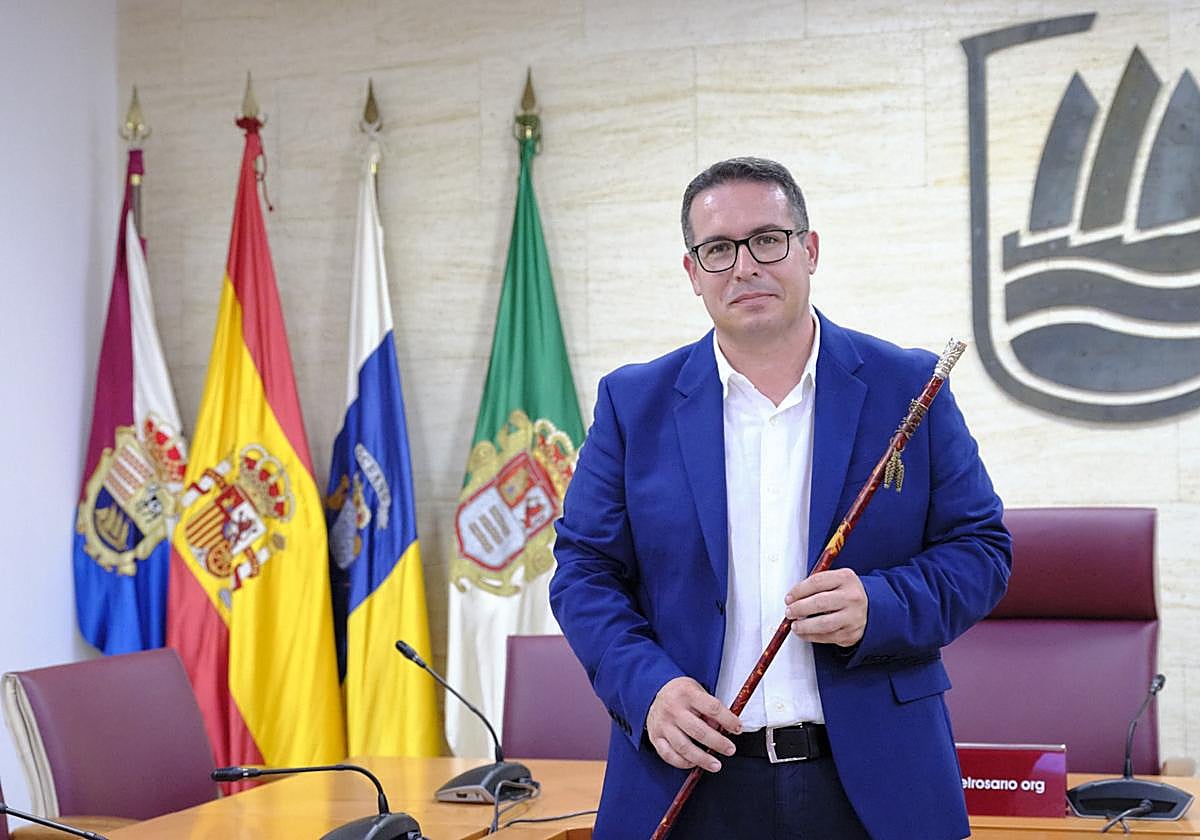 El nuevo alcalde de la capital majorera, con el bastón de mando.