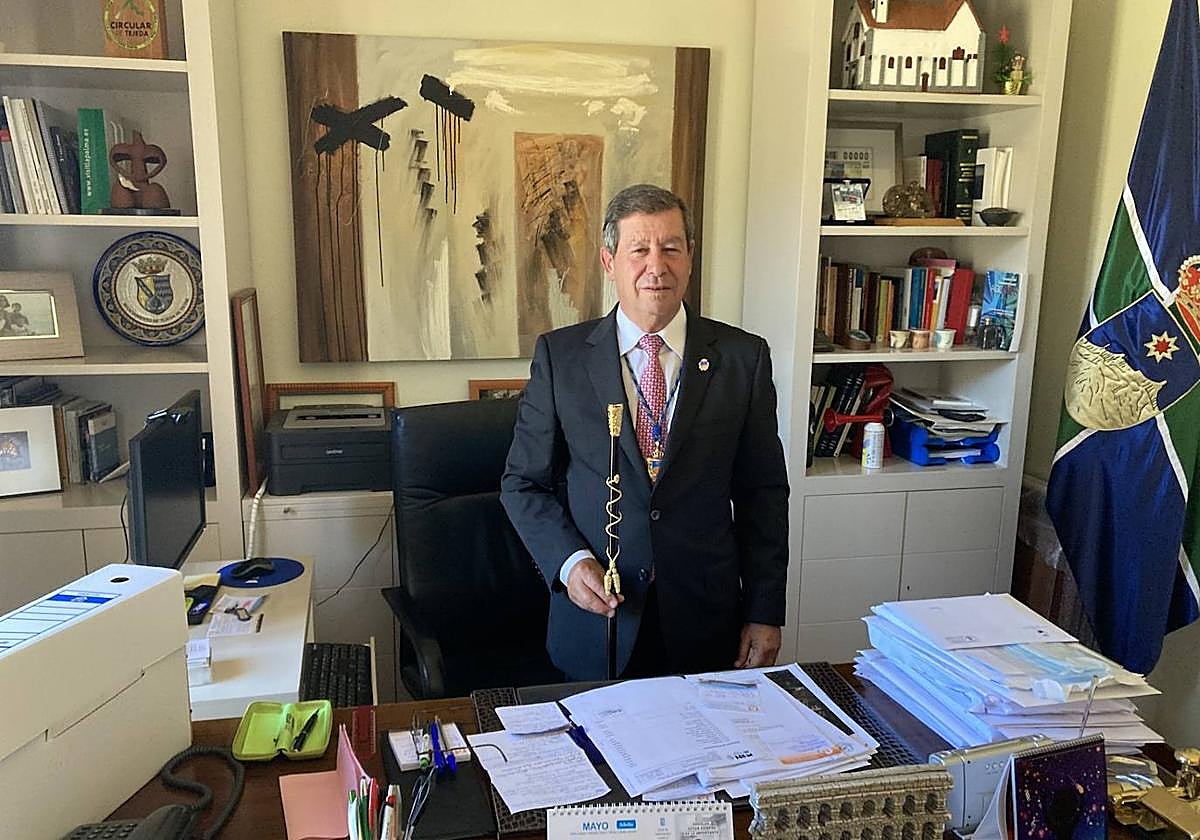 Francisco Perera, que renueva como alcalde de Tejeda por cuarta vez, en su despacho en el Ayuntamiento de Tejeda.