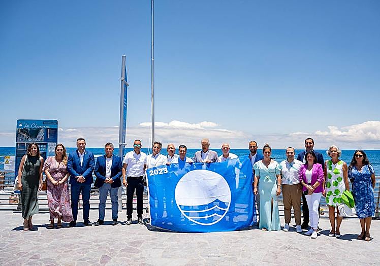 Autoridades con la bandera azul concedida a dos playas de Arucas.