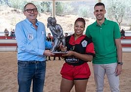 Ana Santana, capitana de Santa Rita, levanta el trofeo.