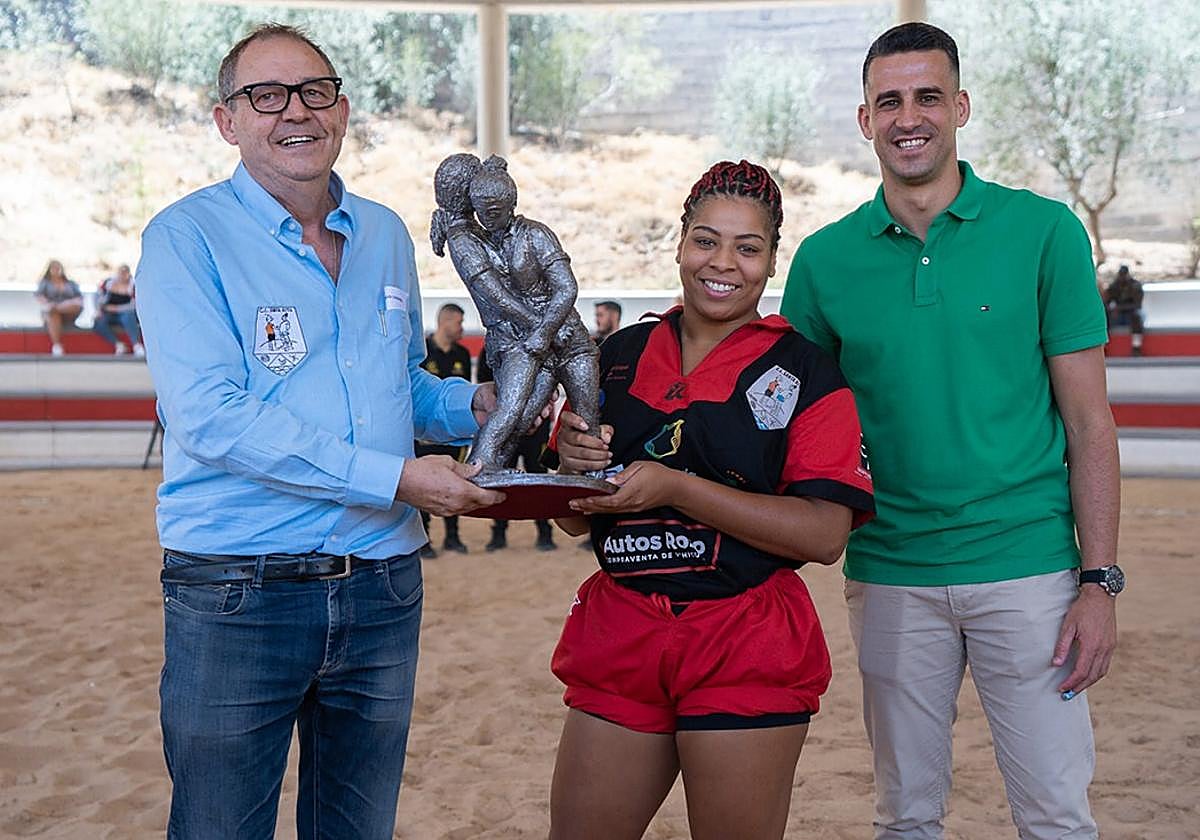 Ana Santana, capitana de Santa Rita, levanta el trofeo.