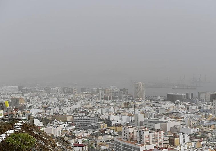 Imagen de la capital grancanaria durante una intrusión de polvo sahariano.