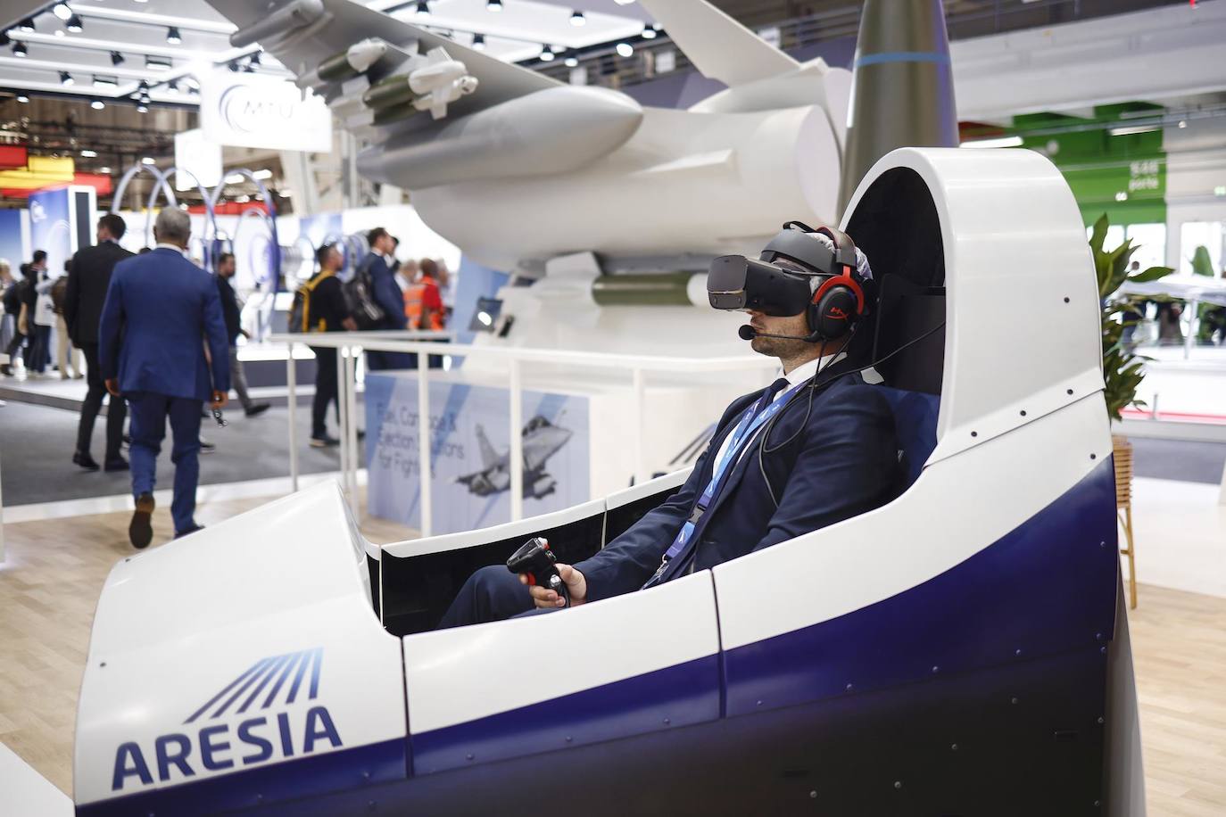 Un visitante utiliza un simulador Aresia en el Salón Aeronáutico Internacional de París en Le Bourget, al norte de París, Francia. CEOs de la industria de la aviación y altos funcionarios gubernamentales de todo el mundo comenzaron a llegar para asistir al Salón Aeronáutico de París para una semana de negociaciones y demostraciones de la última tecnología aeronáutica y espacial del mundo. 