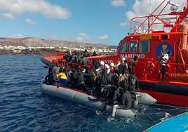Imagen del rescate efectuado por salvamento este lunes en Lanzarote.