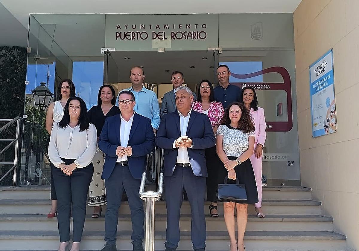 El alcalde capitalino David de Vera, con su grupo de gobierno CC-PSOE.