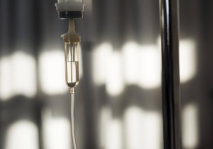 Sistema de suero, listo para aplicar tratamiento oncológico.