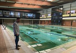 El alcalde, Juan Antonio Peña, observa el estado de la piscina grande del Paco Artiles.