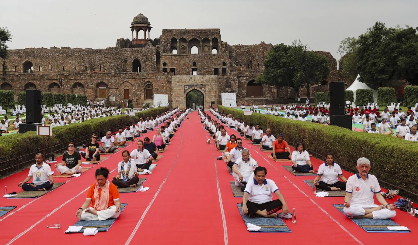 Los indios practican yoga para conmemorar el Día Internacional del Yoga en el Fuerte Viejo de Nueva Delhi, India. El Día Internacional del Yoga se celebra anualmente en todo el mundo, desde que las Naciones Unidas (ONU) lo declararon Día Internacional del Yoga después de adoptar una resolución propuesta por el primer ministro indio Narendra Modi en 2014. Narendra Modi dirigirá hoy una sesión de yoga en la sede de la ONU en Nueva York.