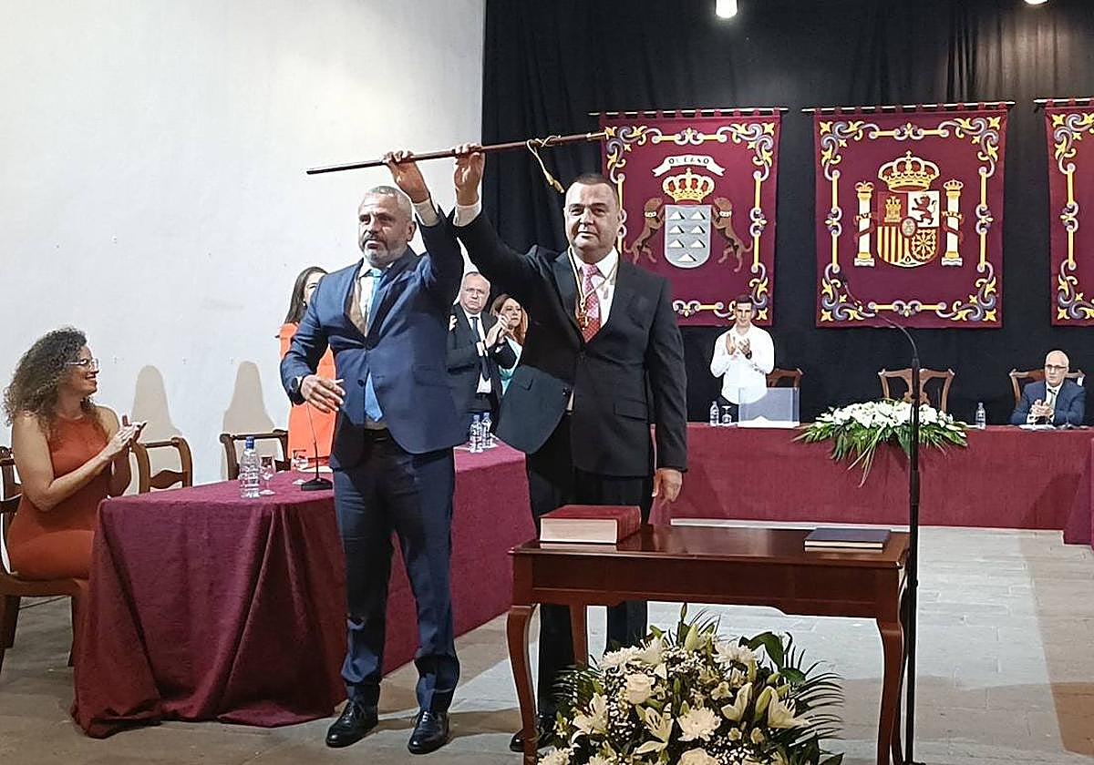 Alfredo Gonçalves y Pedro Rodríguez levantan juntos el bastón de mando de Santa María de Guía.