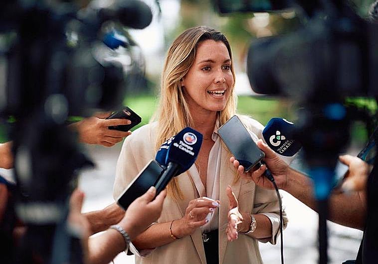 María Fernández atiende a los medios.
