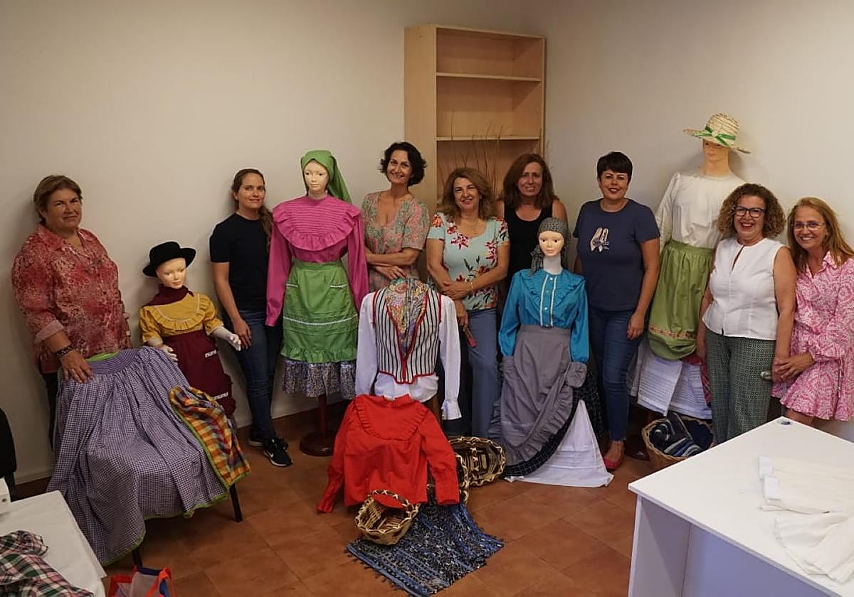 15 alumnas realizaron los dos cursos impartidos de confección de vestimenta tradicional y sombreros de fieltro.