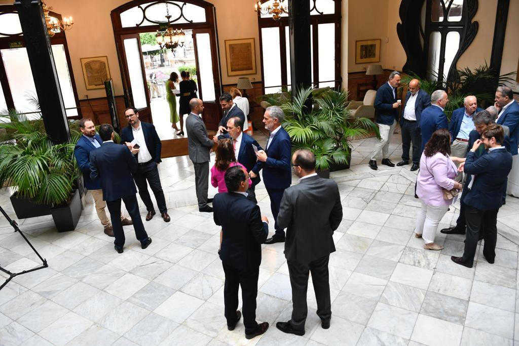 La comunidad de directivos canarios abordan los restos del futuro