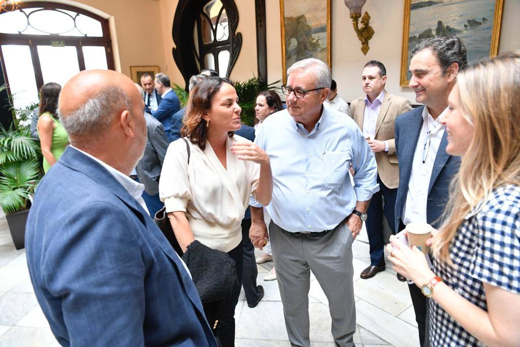 La comunidad de directivos canarios abordan los restos del futuro