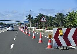 Carril cerrado en la calzada de servicio de la GC-1 a su paso por Telde.