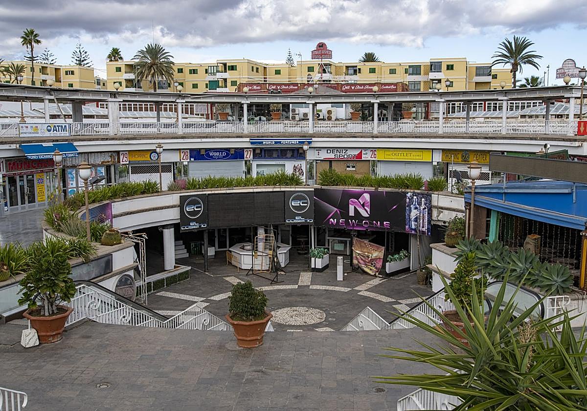 Foto de archivo de una vista general del centro comercial Plaza, en Playa del Inglés.
