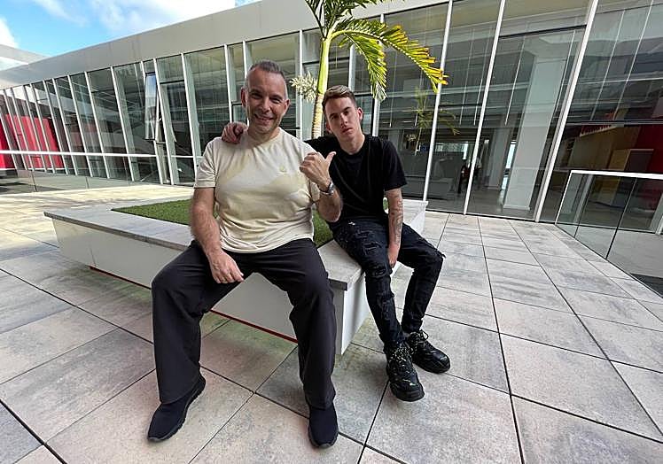 Juanfran posa junto a su mánager, David Navarro.