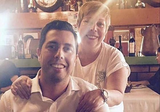 Alejandro Ramos, junto a su difunta madre, Inmaculada Medina.