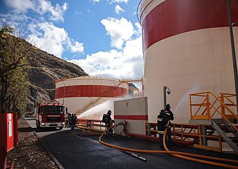 Imagen secundaria 1 - Cepsa realiza un simulacro en su planta de almacenamiento de La Jurada, con amplio despliegue externo