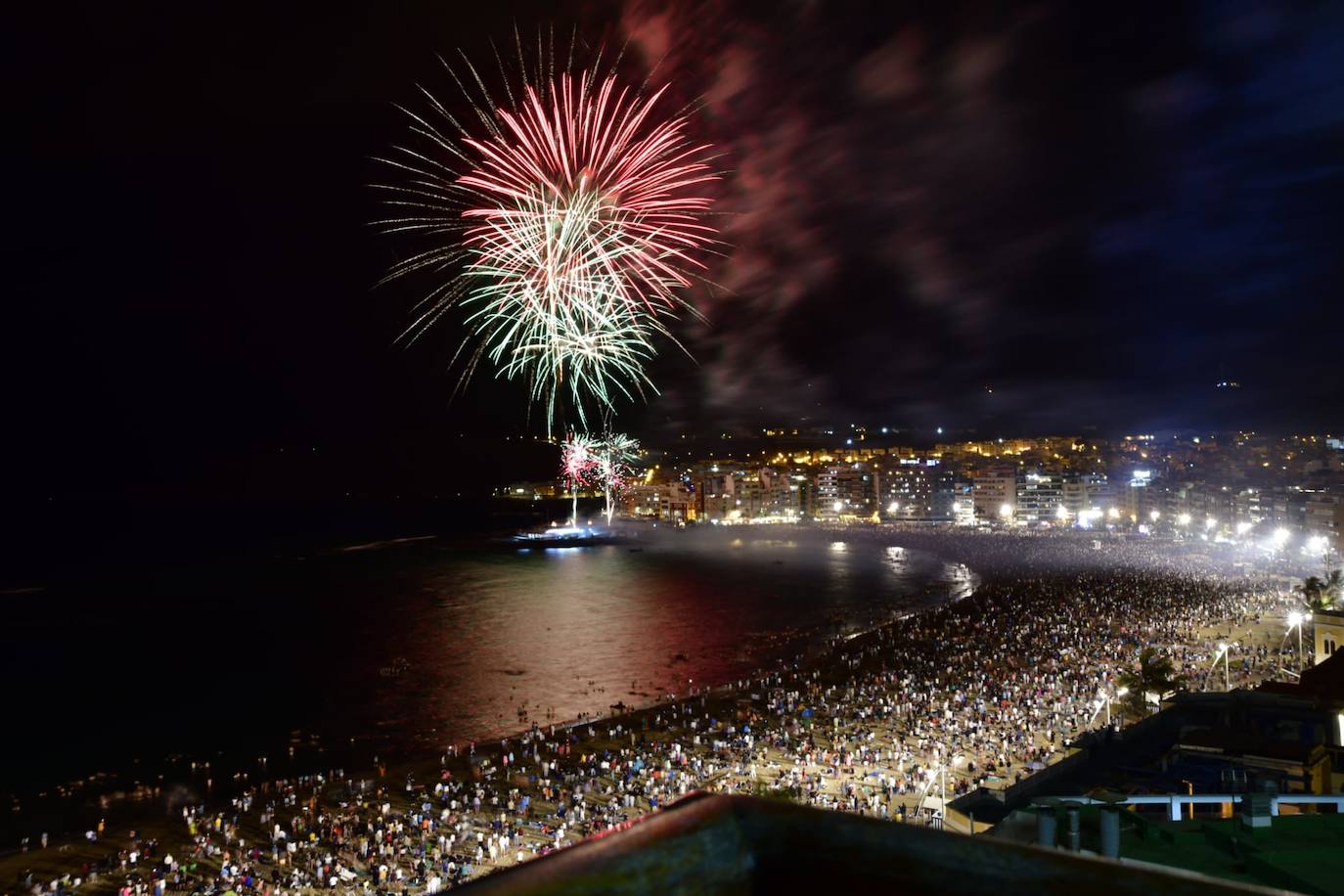 Los fuegos de San Juan alumbran la noche en Las Canteras