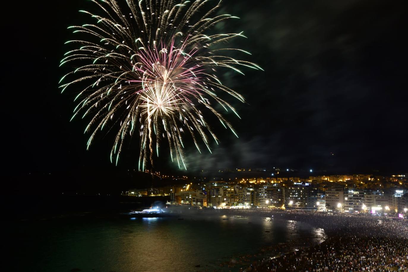 Los fuegos de San Juan alumbran la noche en Las Canteras