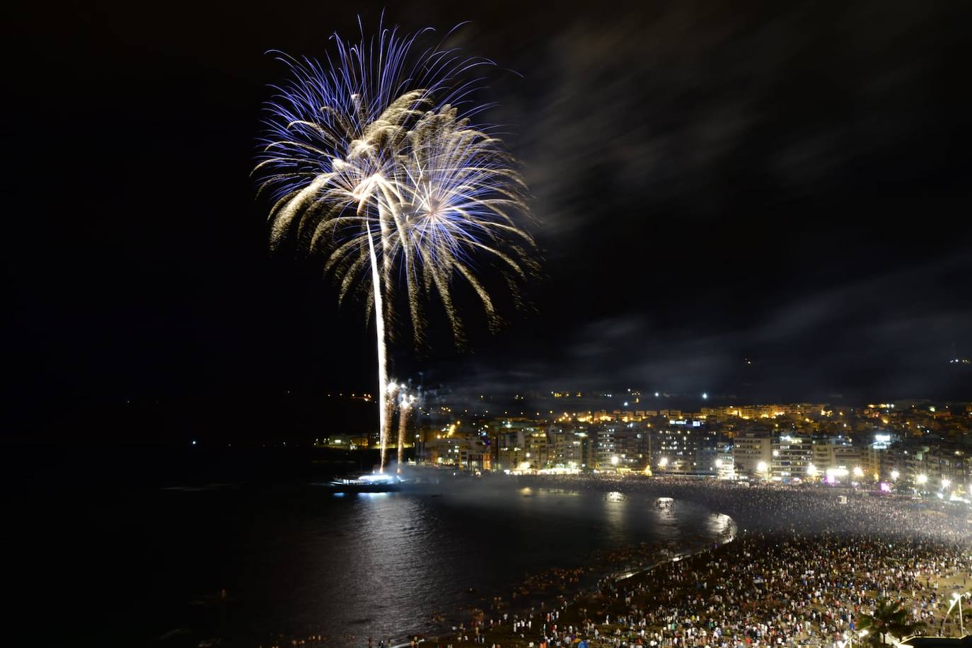 Los fuegos de San Juan alumbran la noche en Las Canteras