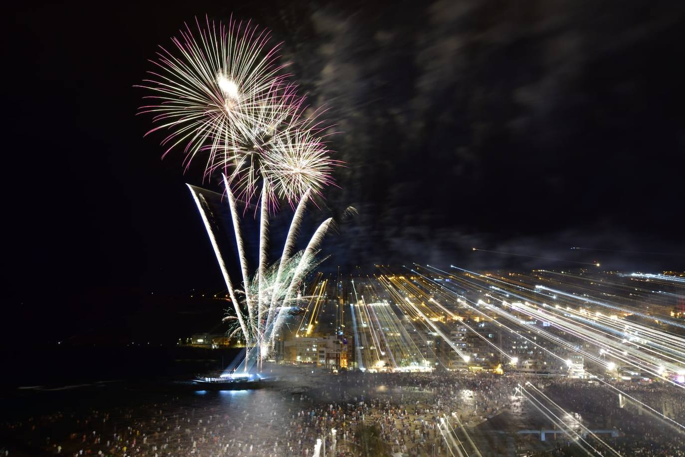 Los fuegos de San Juan alumbran la noche en Las Canteras