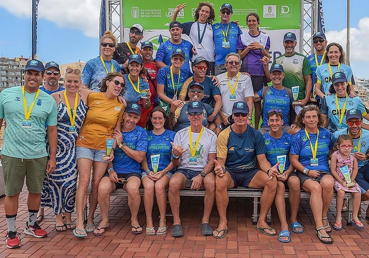 Foto en familia por la inclusión en Las Canteras.