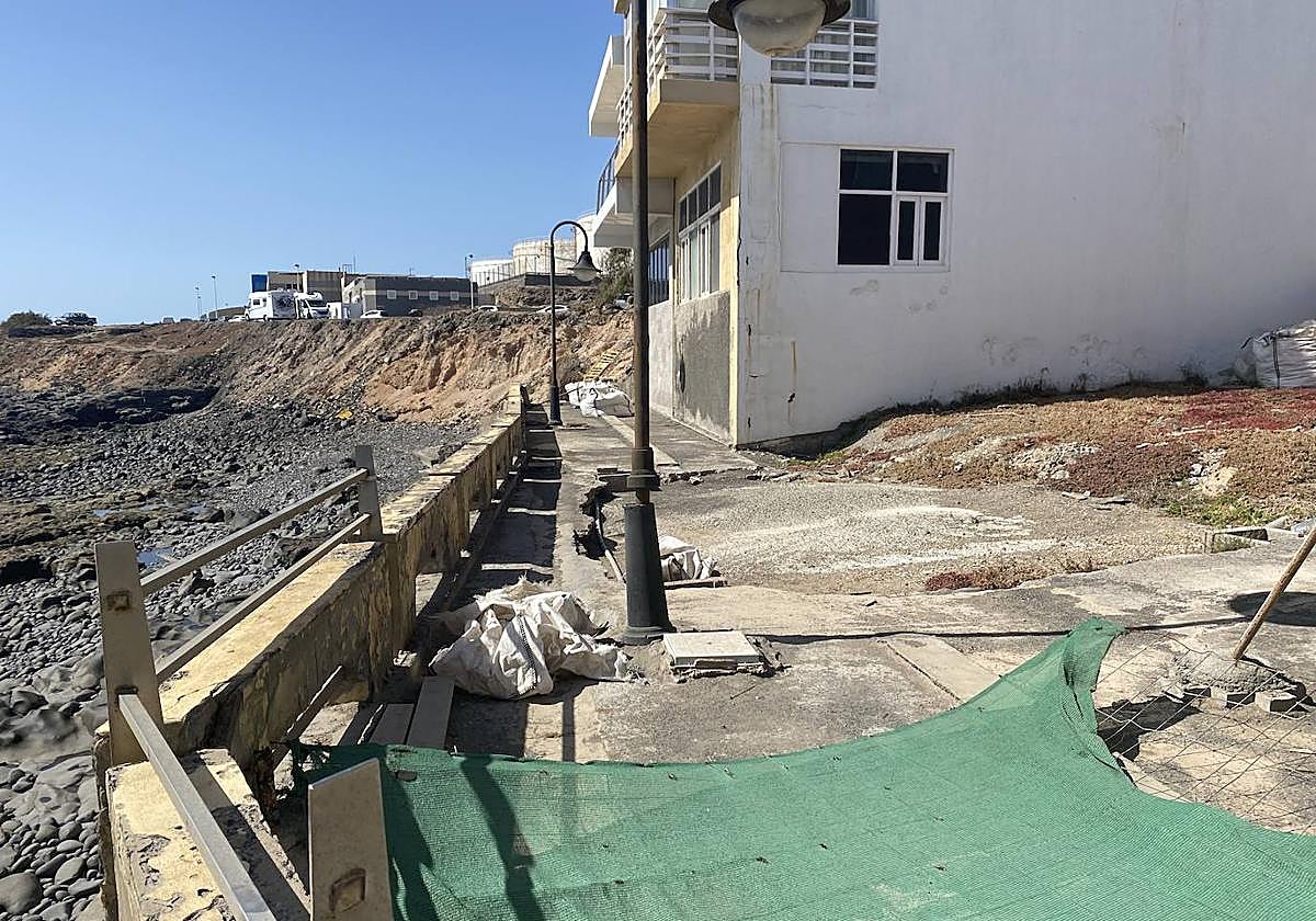 El socavón ya está tapado, pero la obra está parada y el paseo sigue cerrado al público.