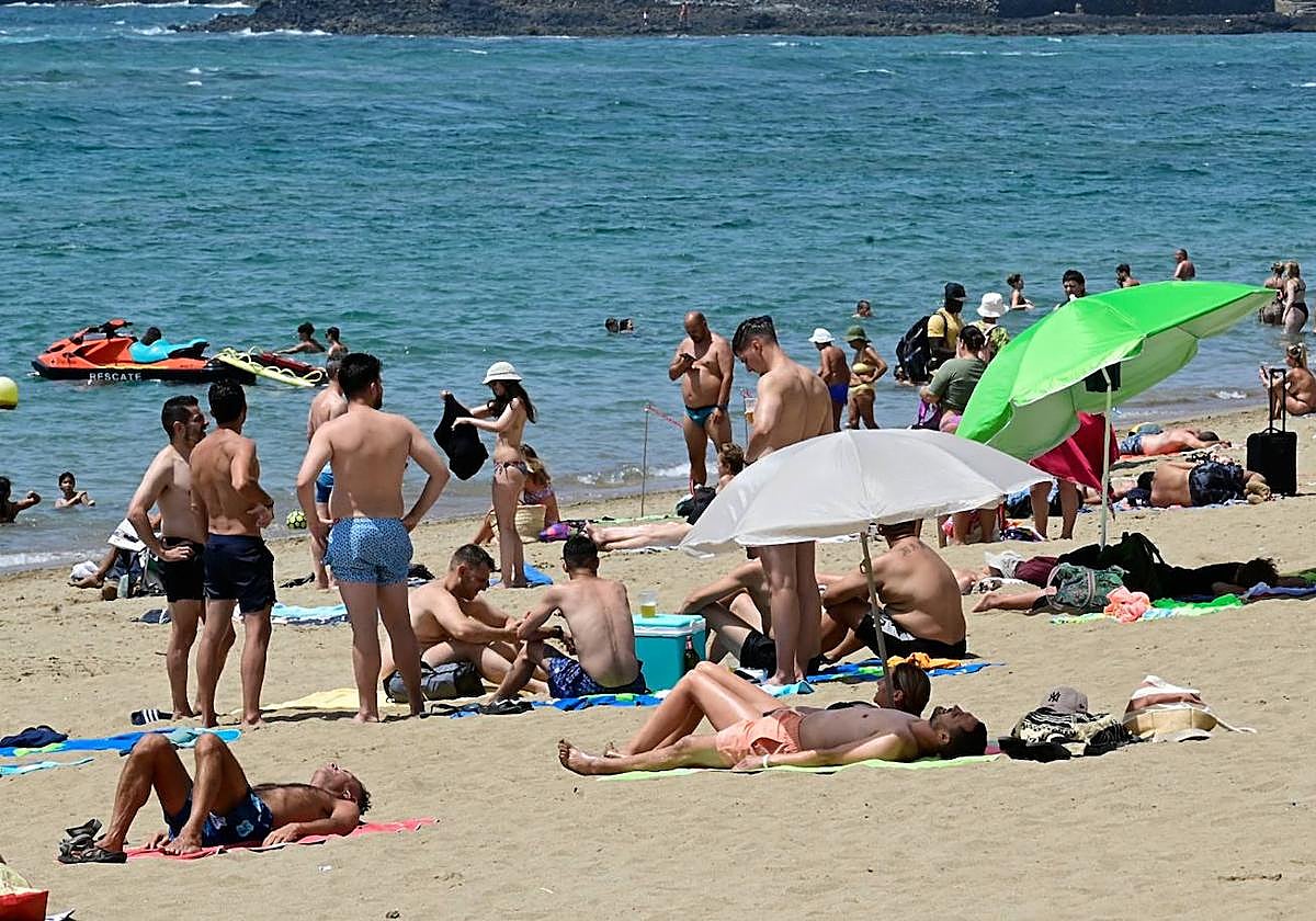 Los grancanarios se refrescan antes de la primera ola de calor