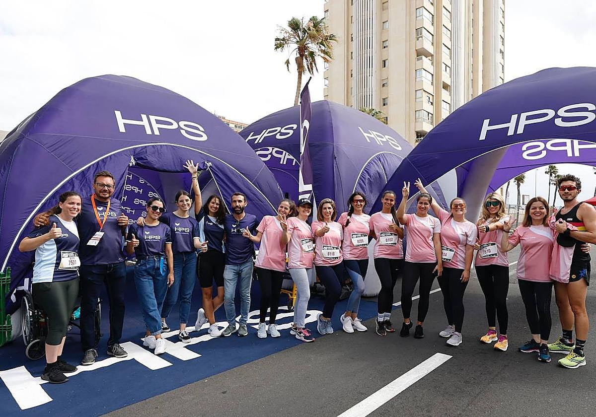 El Doctor Ospina, especialista en cirugía plástica y medicina estética de Kala By HPS junto al resto de corredores de HPS y Kala by HPS.