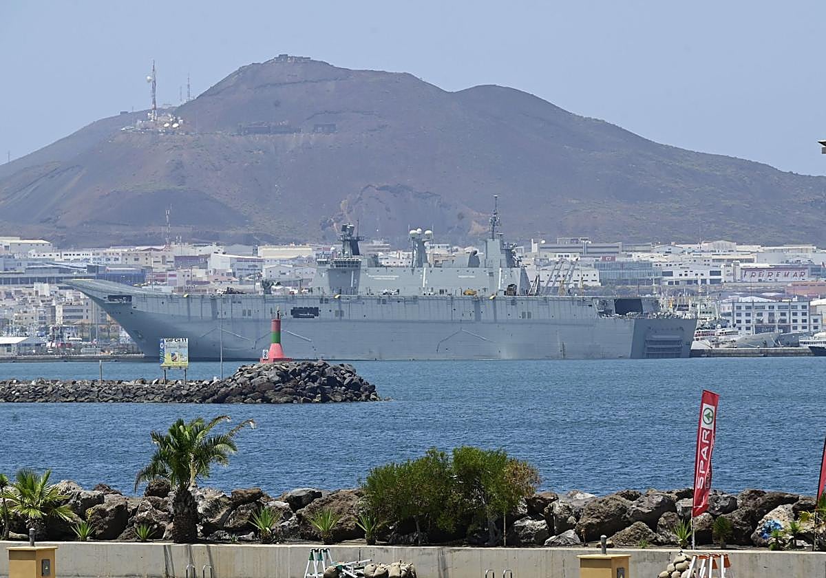El portaaeronaves Juan Carlos I, en el puerto de Las Palmas.